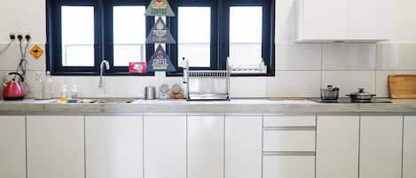Casa, 4 habitaciones | Cocina privada | Refrigerador con congelador, microondas y parrilla de estufa
