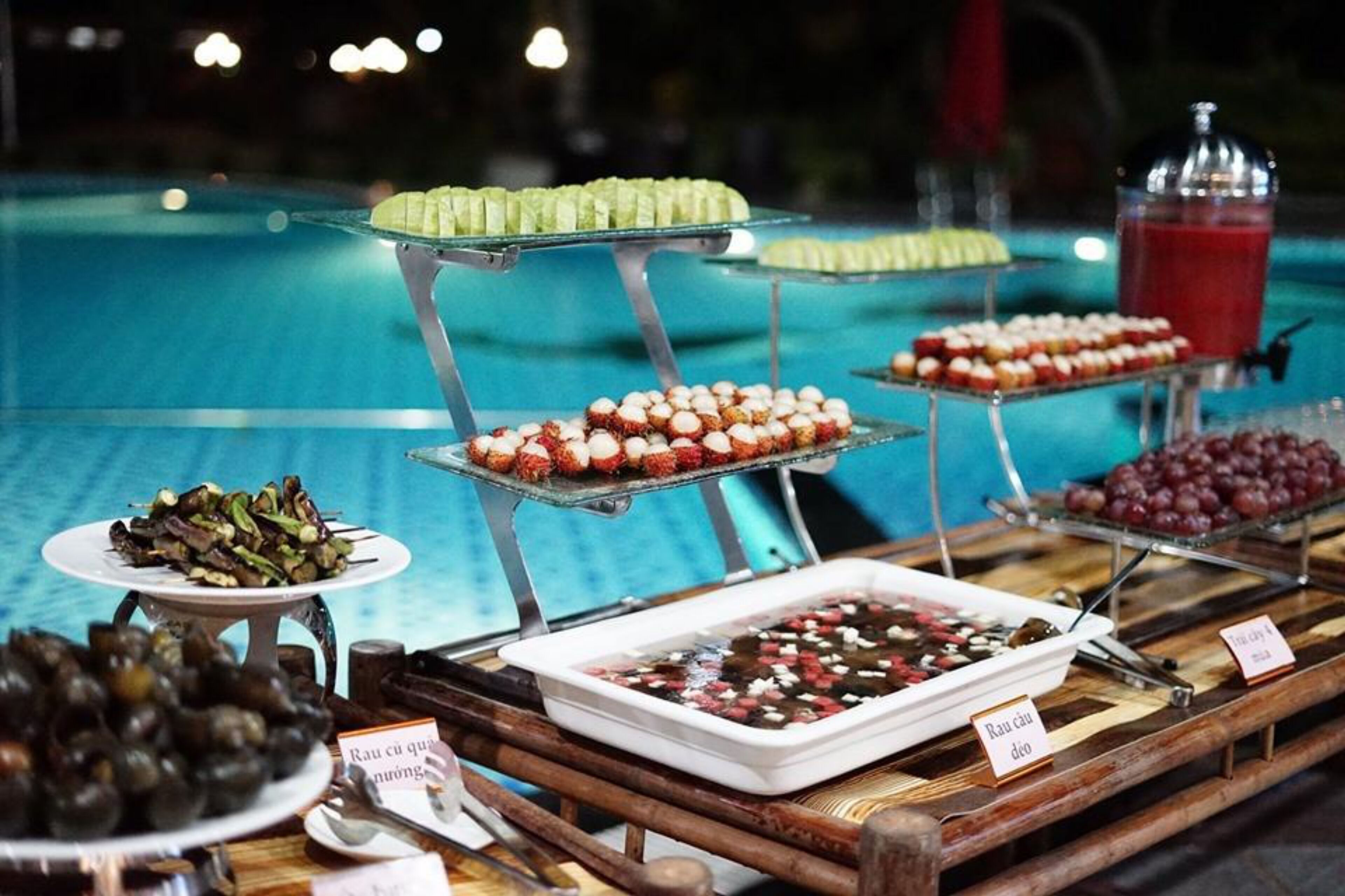 Een buffet met diverse gerechten, waaronder zeevruchten, fruit en desserts.