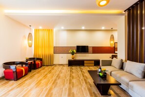 Suíte sênior | Sala de estar | TV de tela plana