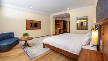 Club Room | Desk, laptop workspace, free WiFi, bed sheets