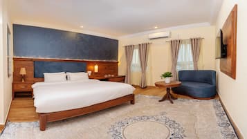 Club Room | 1 bedroom, desk, laptop workspace, free WiFi