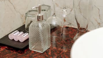 Club-Zimmer | Badezimmer | Dusche, kostenlose Toilettenartikel, Hausschuhe, Handtücher