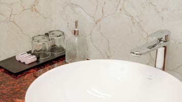 Club-Zimmer | Badezimmer | Dusche, kostenlose Toilettenartikel, Hausschuhe, Handtücher