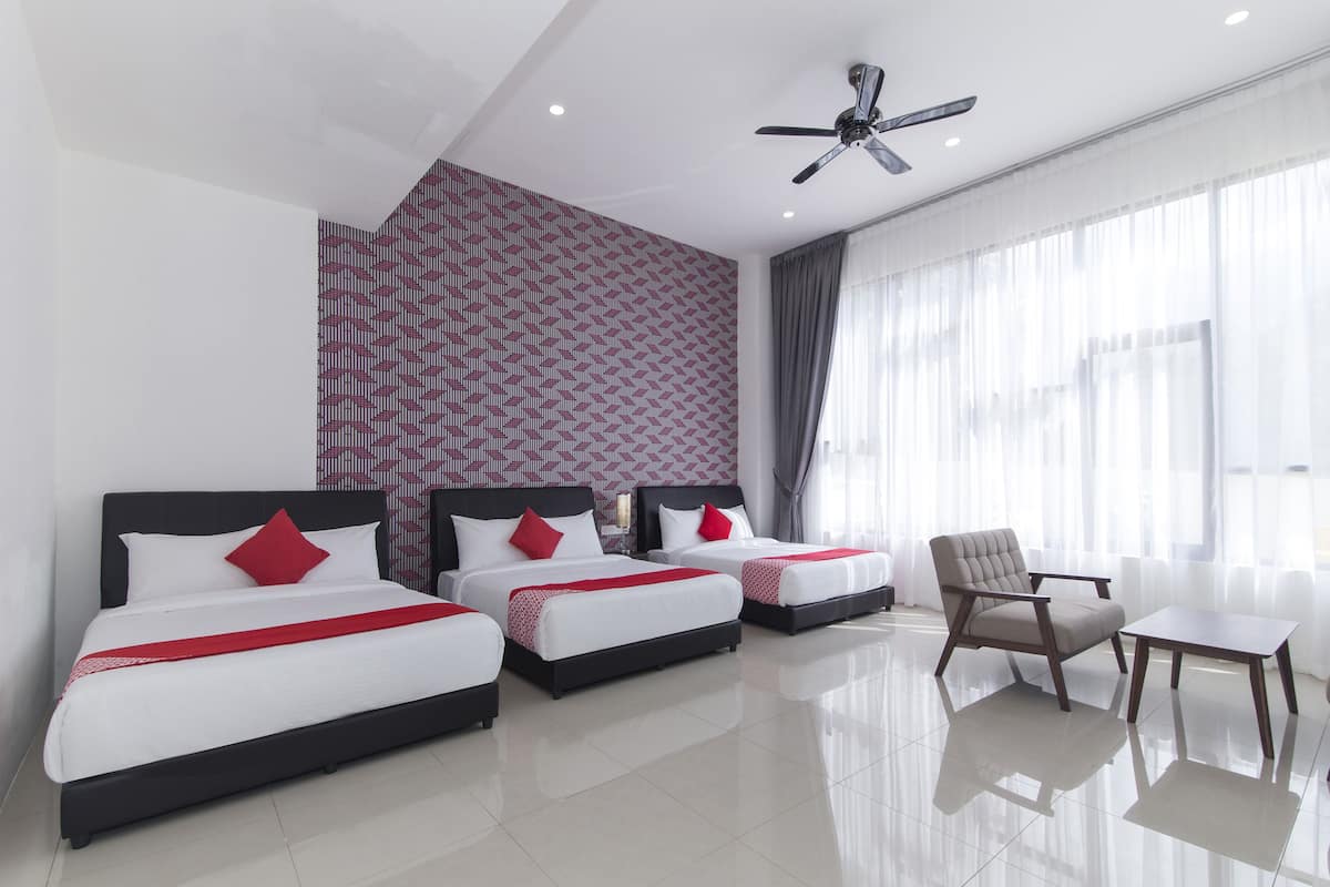 Family Room | Desk, free WiFi, bed sheets