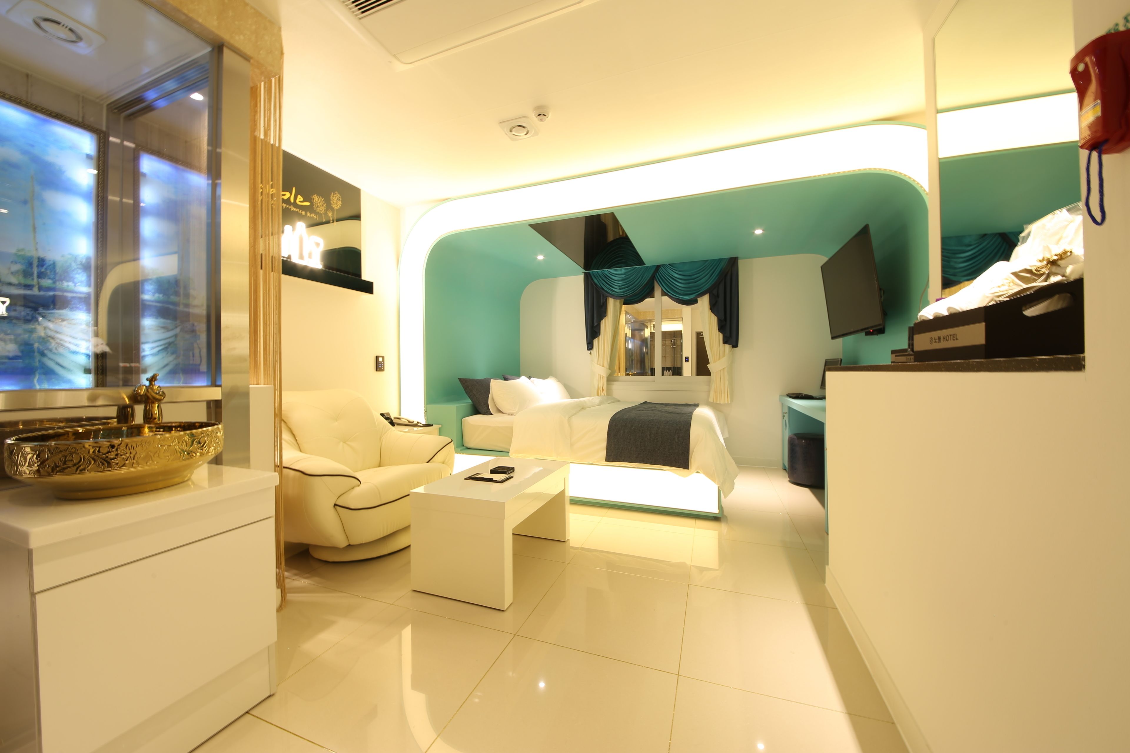 مكتب وتجهيزات عازلة للصوت وواي فاي مجانًا وملاءات أسرّة