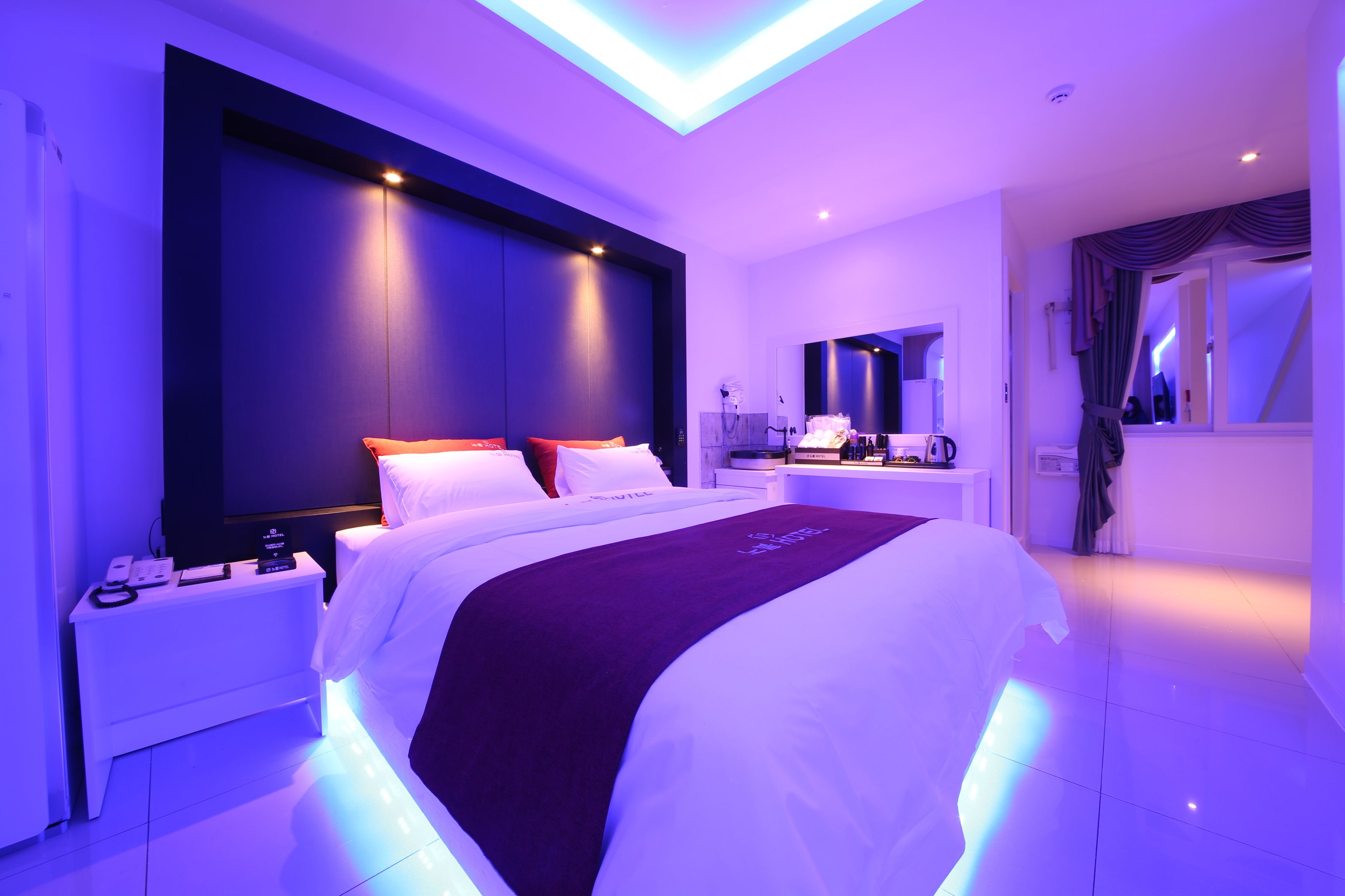 مكتب وتجهيزات عازلة للصوت وواي فاي مجانًا وملاءات أسرّة