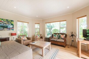 Flat-screen TV - Margate Place Guesthouse (Gqeberha (Port Elizabeth))