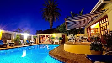 Outdoor pool, open 9:00 AM to 7:00 PM, pool loungers