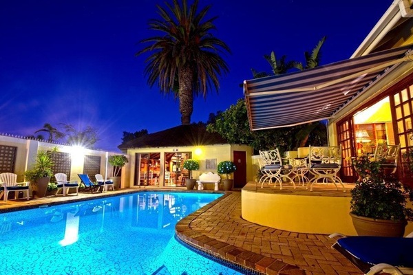 Outdoor pool, open 9:00 AM to 7:00 PM, pool loungers