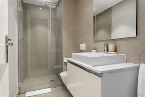 Premier Apartment, 2 Bedrooms, Non Smoking | Bathroom | Free toiletries, hair dryer, towels