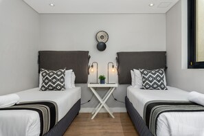 2 عدّة غرف نوم ومكتب ومكواة/لوح كي وأسرّة أطفال/رضّع