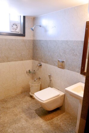 Standard Double Room, 1 Double Bed, Non Smoking, Mountain View | Bathroom | Shower, free toiletries, towels
