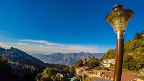 A mountainous landscape with a clear sky. - Hotel Kishna Palace (Dehradun)