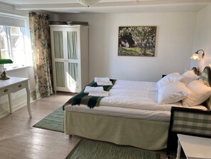 Habitación doble estándar | Decoración personalizada, muebles diferentes, camas extra y wifi gratis 