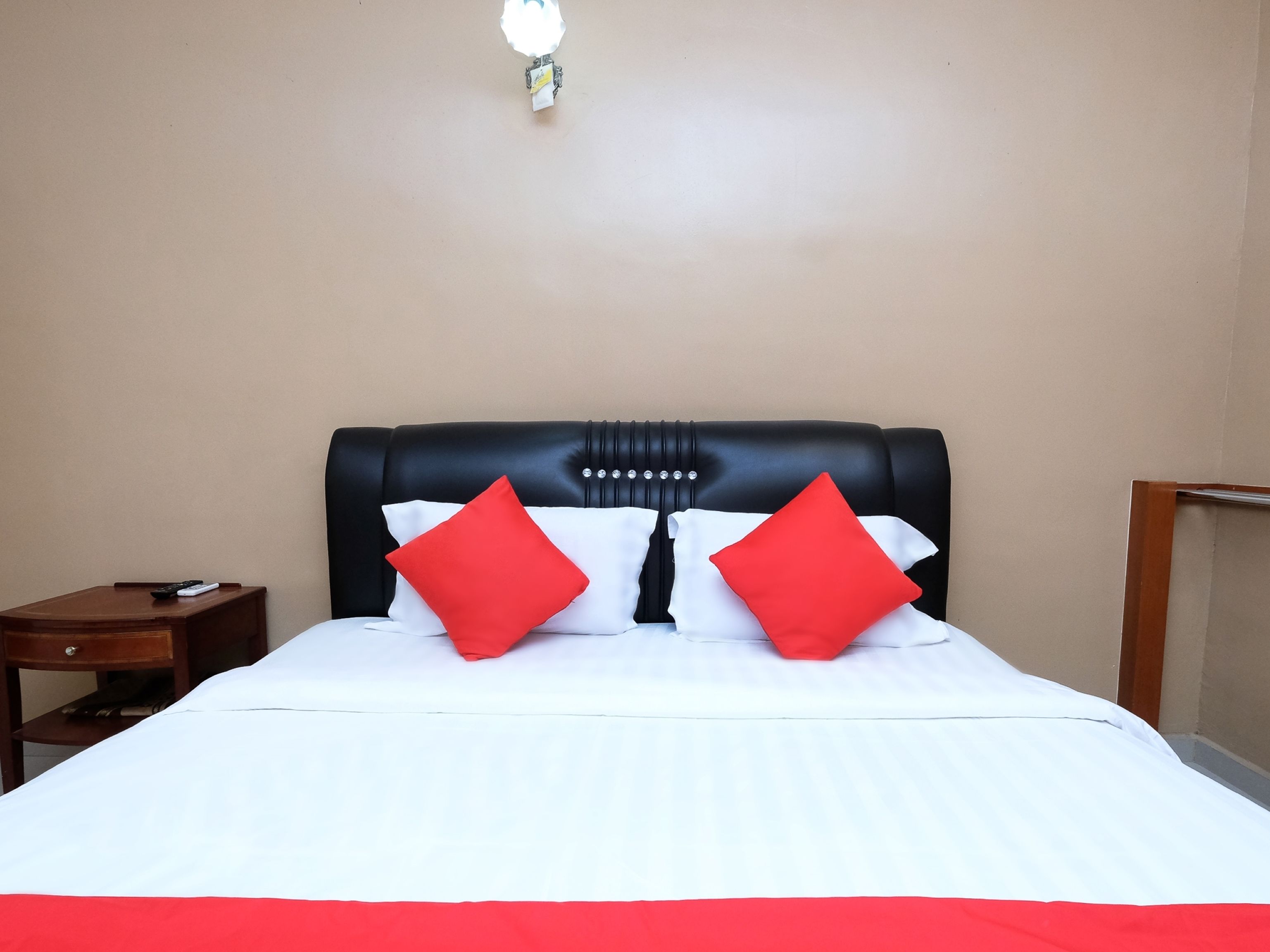 standard double room, 1 king bed | bed sheets