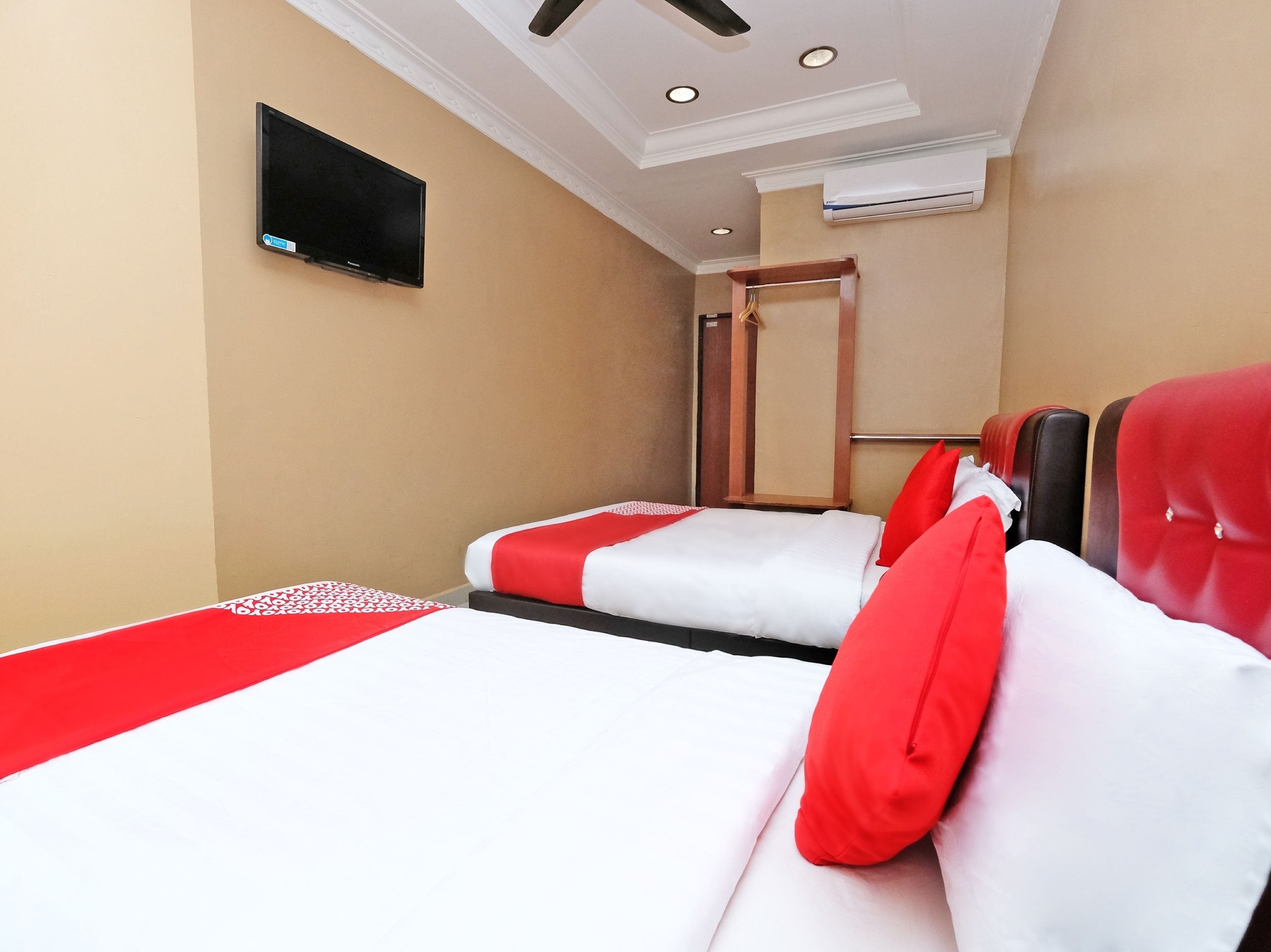 superior suite, multiple beds | bed sheets