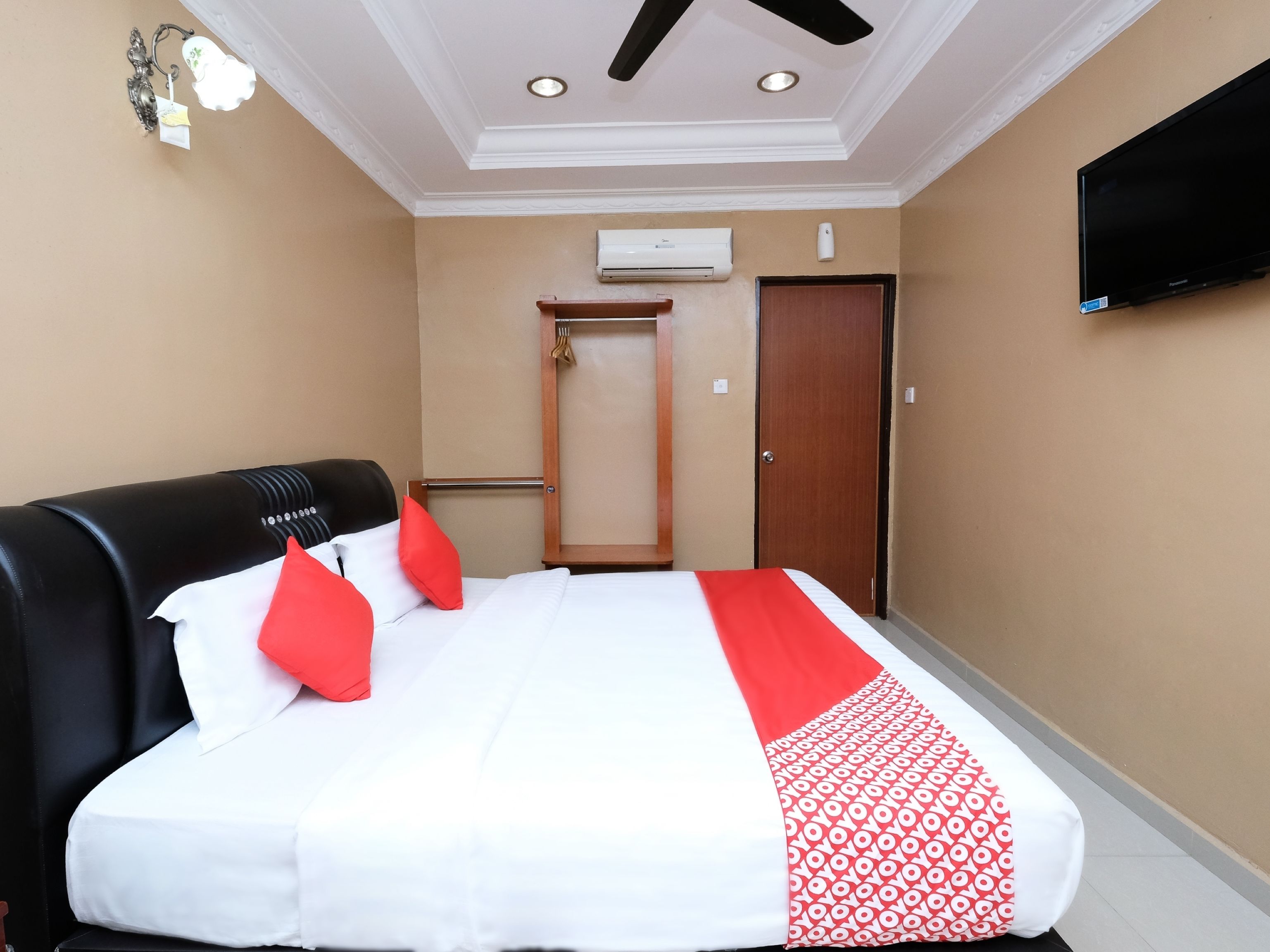 standard double room, 1 king bed | bed sheets