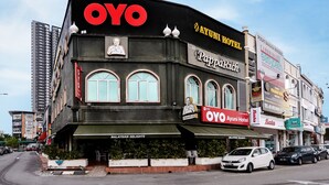 A building with a prominent 'OYO' sign, 'AYUNI HOTEL' branding, and 'PappaRich' signage. - Hotel O Ayuni Hotel (Bandar Baru Bangi)