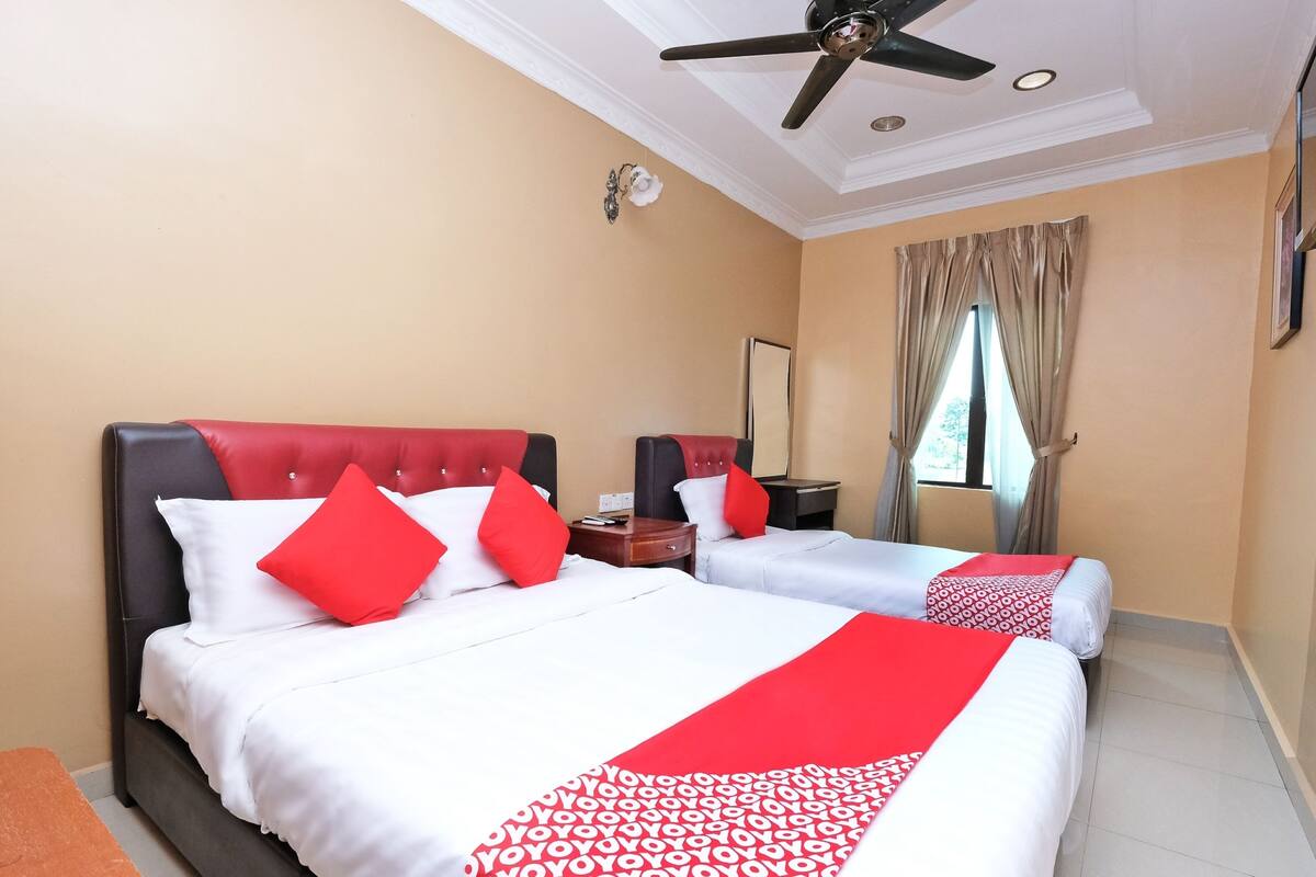 Superior Suite, Multiple Beds | Desk, bed sheets