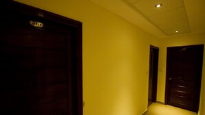 Un pasillo con puertas de madera, cada una con un número.