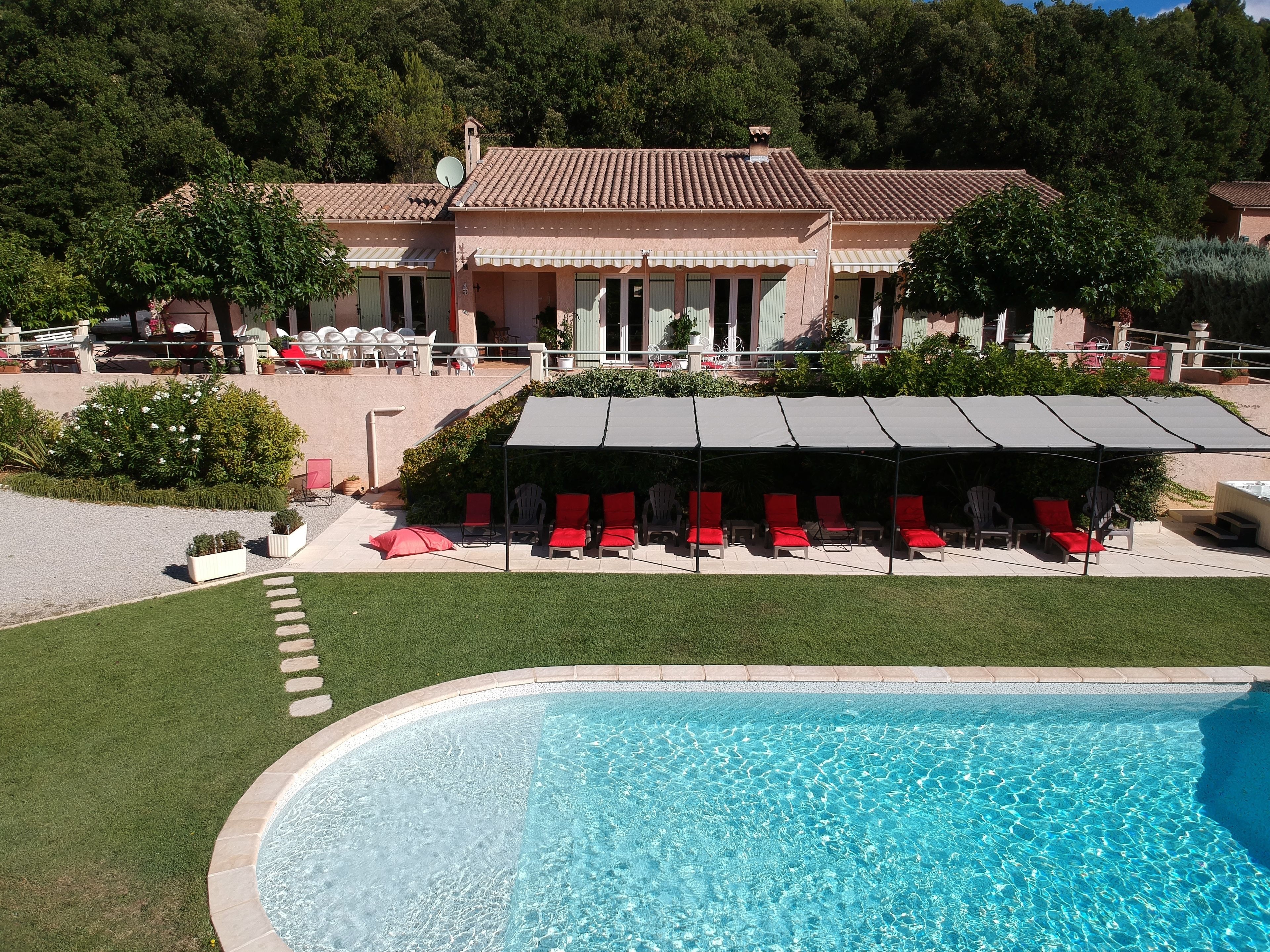 Piscine extérieure (ouverte en saison), parasols de plage