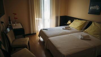 Schreibtisch, schallisolierte Zimmer, Bügeleisen/Bügelbrett