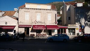 A building with multiple storefronts, including a restaurant named "Amfora" and a jewelry store named "Zlatar". - Villa Amfora (Dubrovnik)