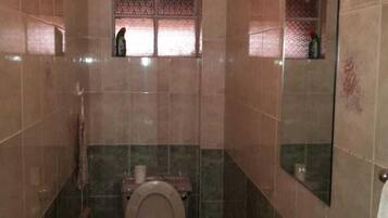 Estudio estándar | Baño | Ducha, cabezal de ducha tipo lluvia y toallas