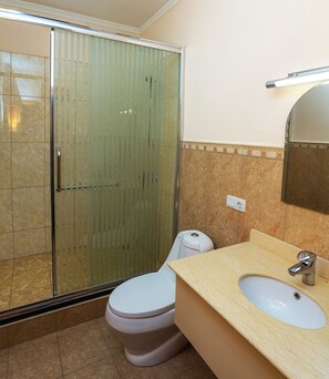 Deluxe-Doppelzimmer, Balkon | Badezimmer