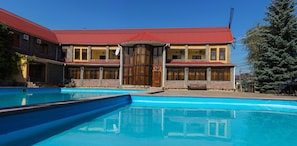 Outdoor pool - Stary Melnik Hotel (Almaty)
