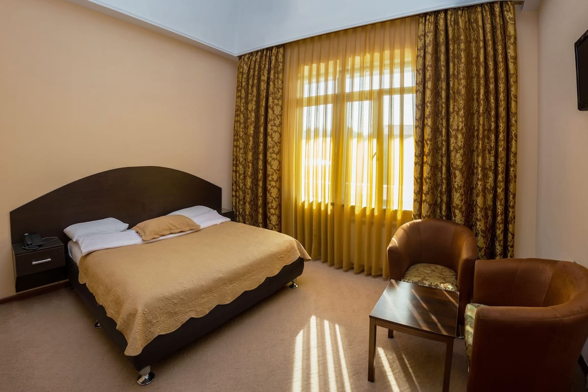Standard Double Room | Desk, blackout drapes, soundproofing, iron/ironing board