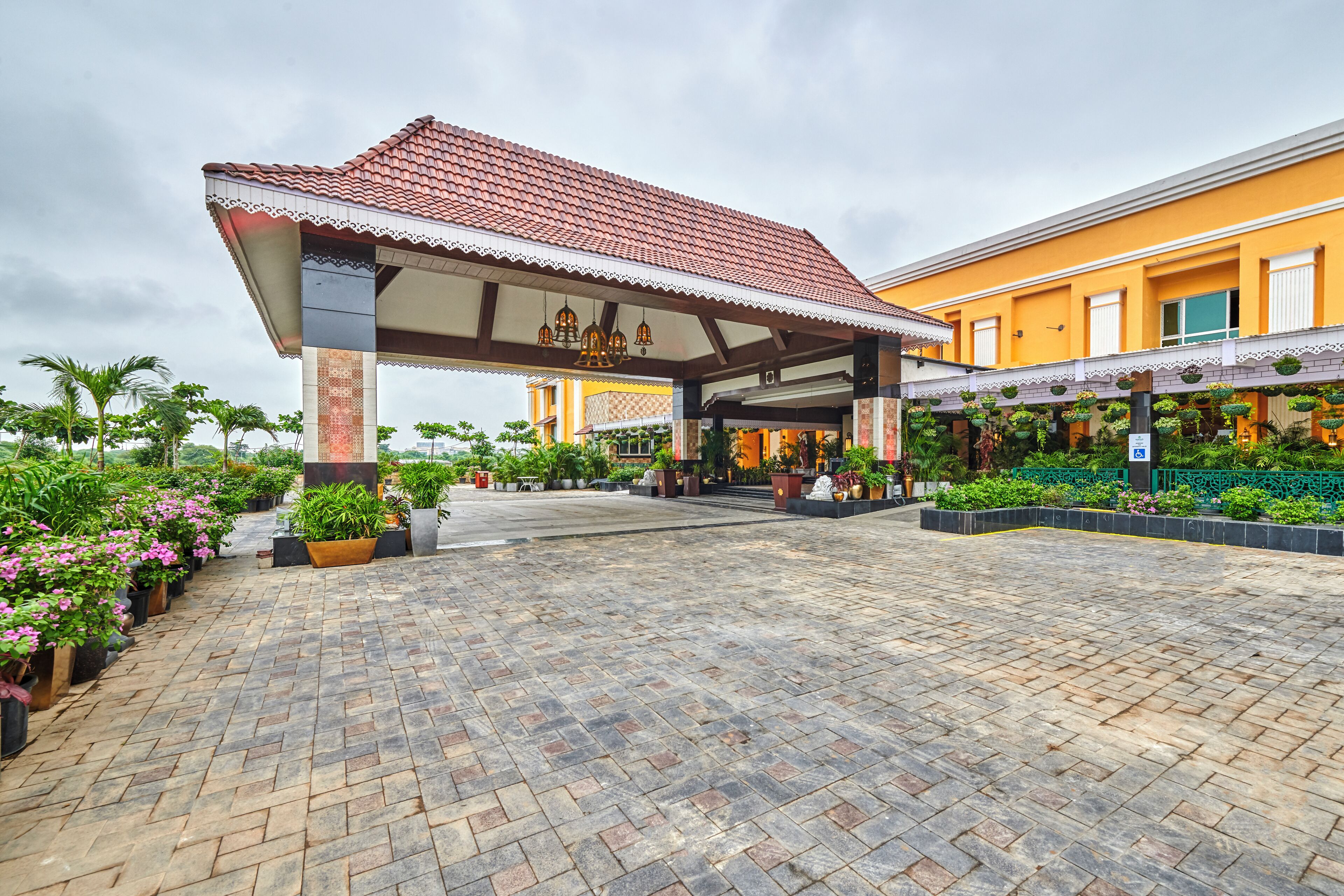 Pintu masuk properti