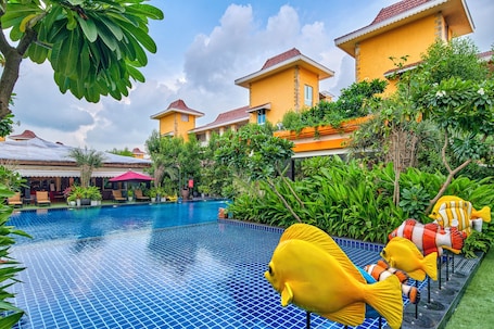 Una piscina al aire libre
