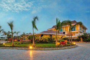 Front of property - Mayfair Lake Resort (Arang)