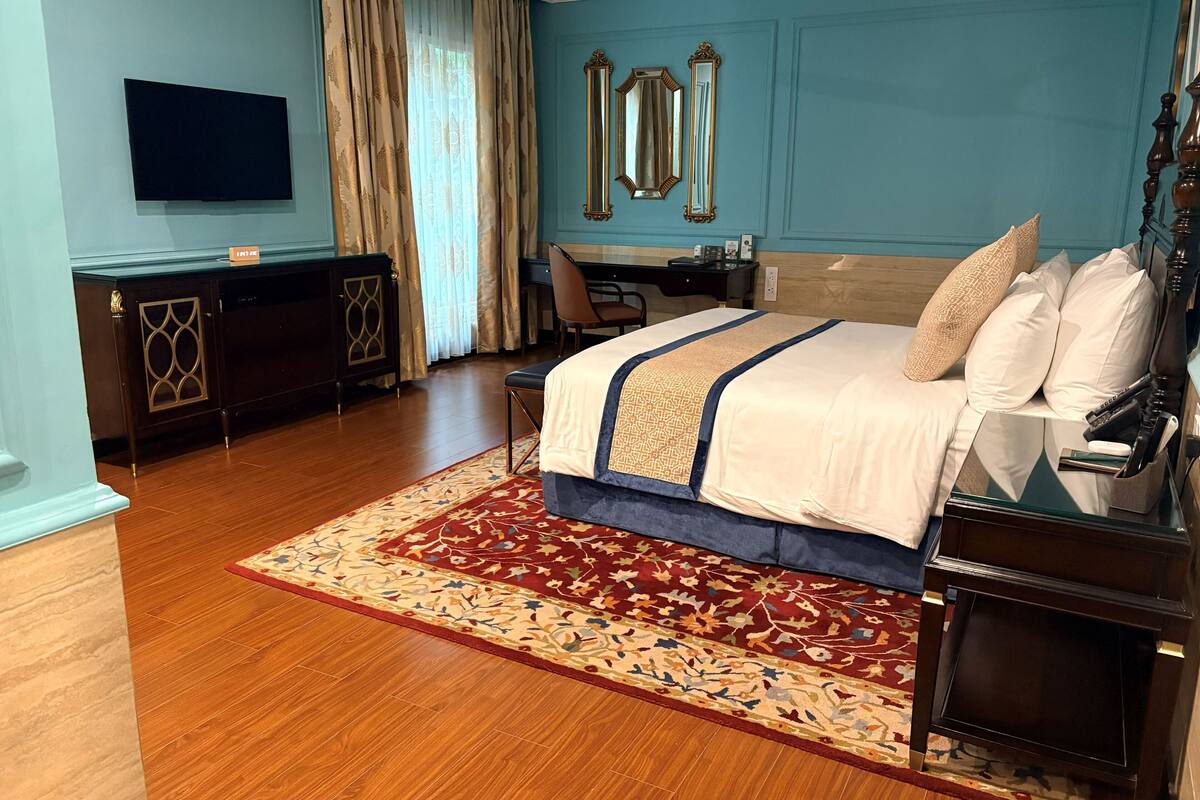 Junior Suite, Garden View | Free minibar items, in-room safe, desk, laptop workspace