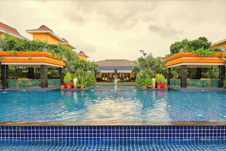 Una piscina al aire libre. Mayfair Lake Resort