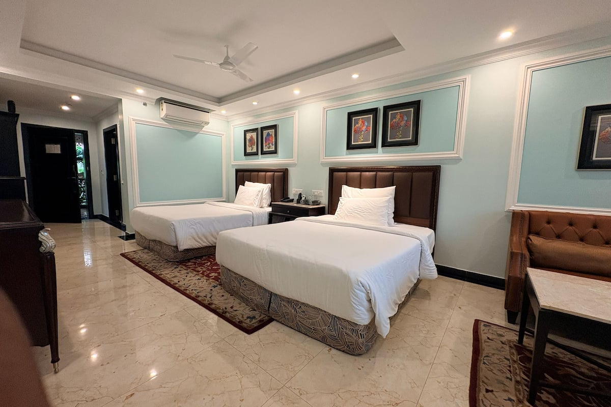 Deluxe Double Room, Garden View | Free minibar items, in-room safe, desk, laptop workspace