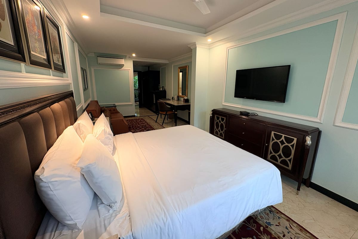 Standard Double Room, Garden View | Free minibar items, in-room safe, desk, laptop workspace
