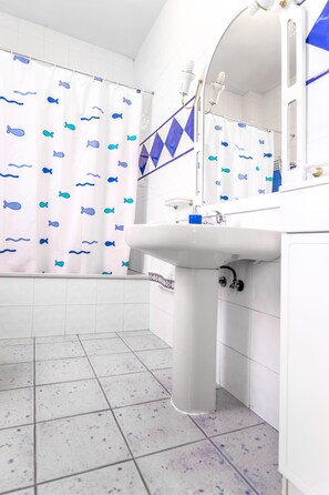 Casa, 4 habitaciones | Baño | Tina y regadera independientes, secadora de cabello, toallas
