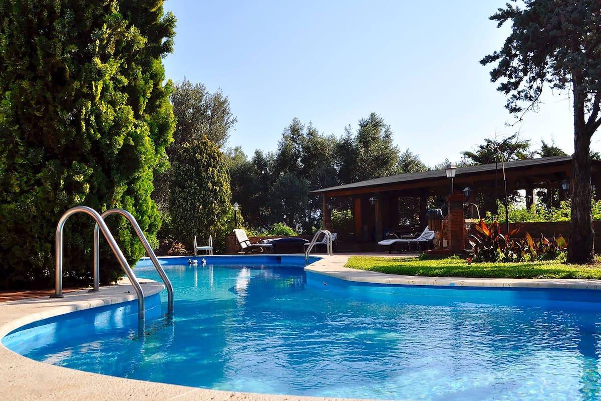 ملاءات من القطن المصري وأغطية فراش متميزة وألحفة محشوة بالريش