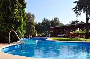 Piscina stagionale all'aperto, lettini