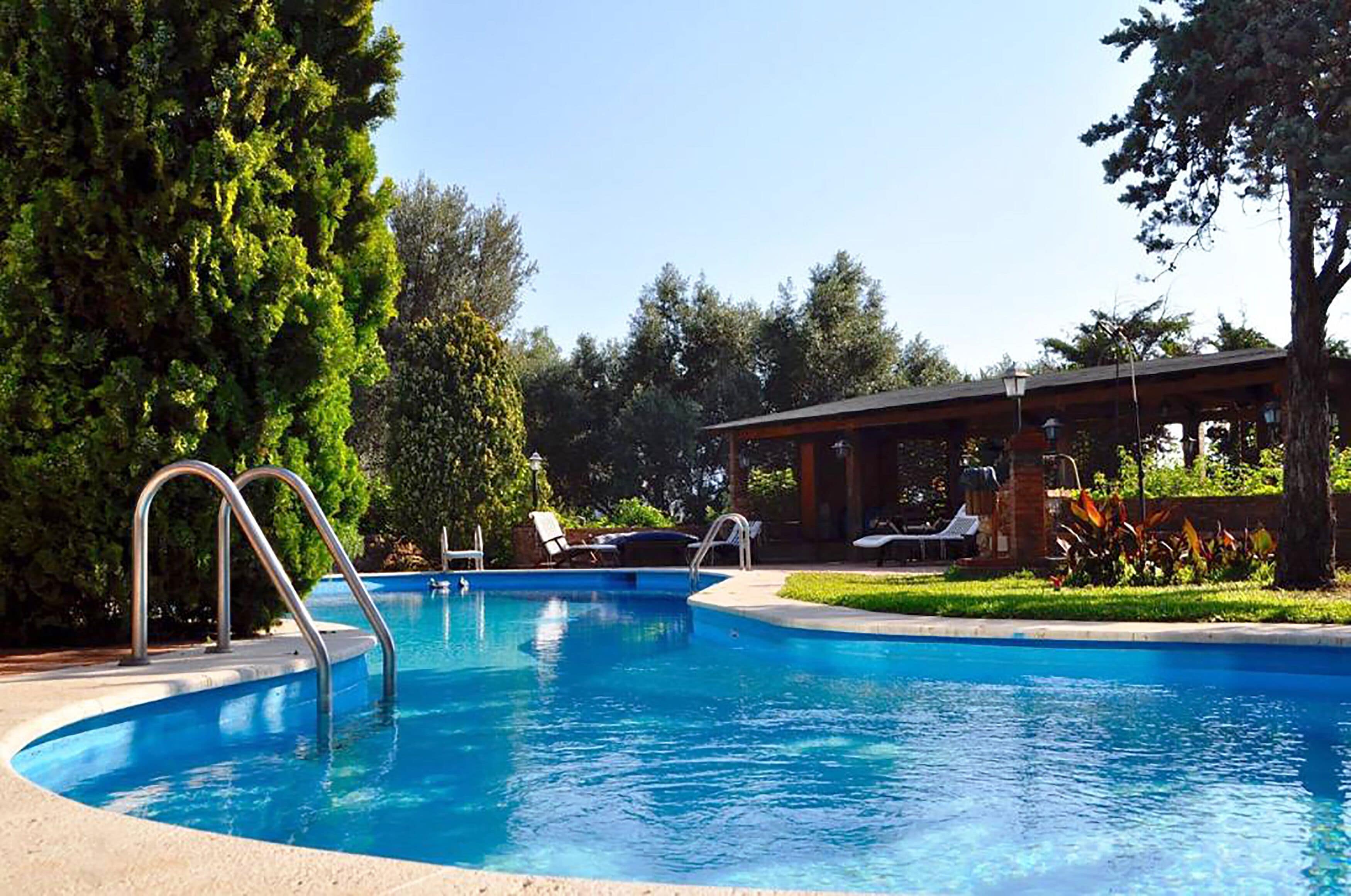 Sesongbasert utendørsbasseng og solsenger