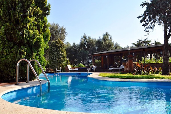 Una piscina al aire libre de temporada, sillones reclinables de piscina