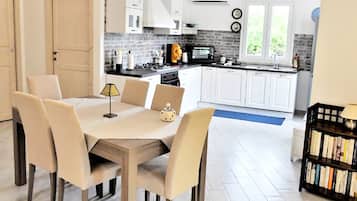 Familjehus - 2 sovrum - kök - bottenvåning | Vardagsrum | 28-tums platt-tv med satellitkanaler och tv