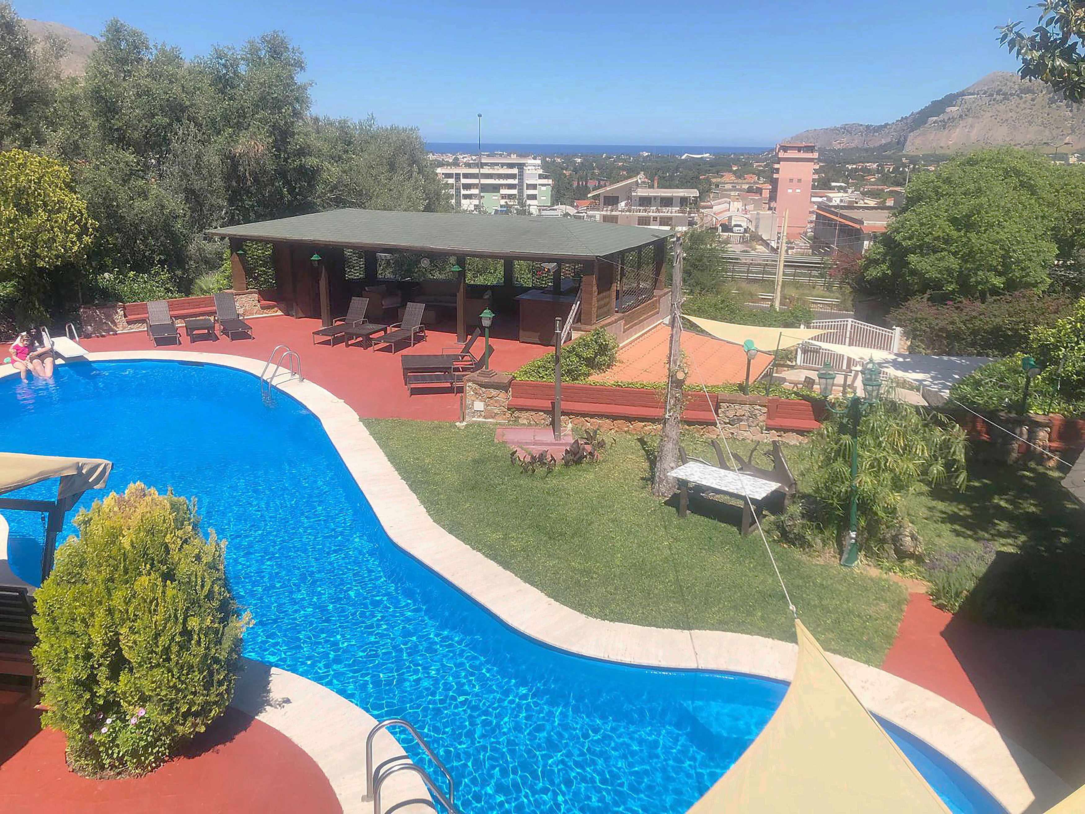 Außenpool (je nach Saison geöffnet), Liegestühle