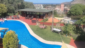 Außenpool (je nach Saison geöffnet), Liegestühle