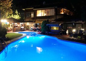 Piscina stagionale all'aperto, lettini