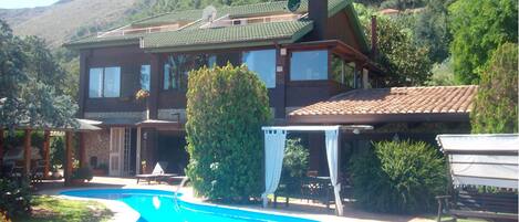 Seasonal outdoor pool, open 9:00 AM to 10:00 PM, pool loungers