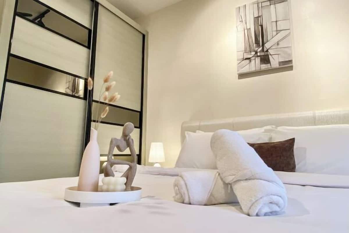 Minibar, pengeskab på værelset, skrivebord, mørklægningsgardiner