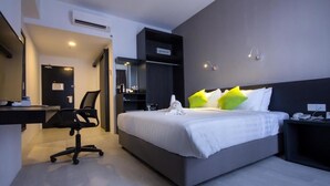 Una habitación de hotel moderna con una cama grande, un escritorio y una silla.